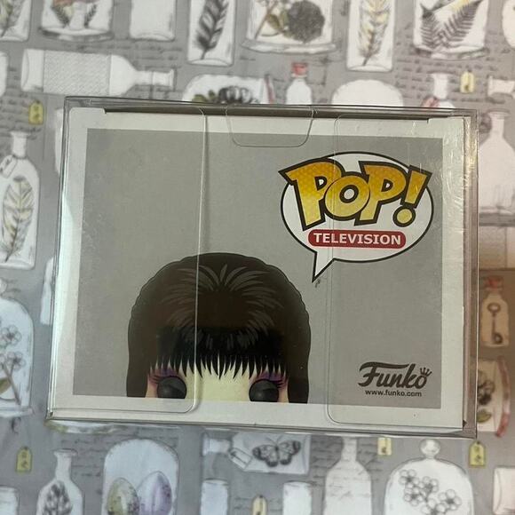 Funko Pop Elvira: Mistress Of Darkness HotTopic Exclusive - Picture 6 of 6
